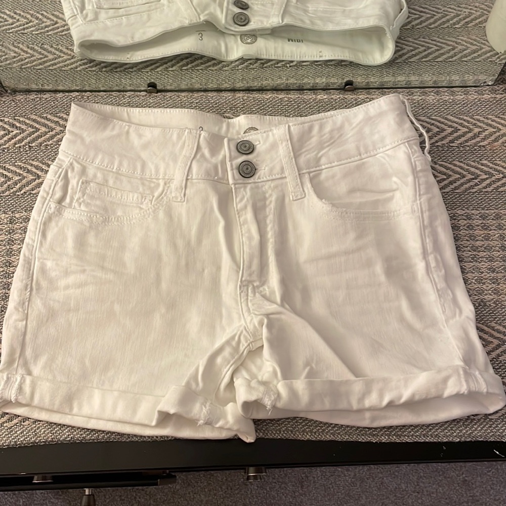 So white shorts, midi, size 3, bought at kohls, comfy